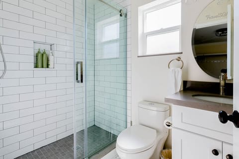 A tidy, modern bathroom that’s guest-approved and ready. #travelsgvcertified