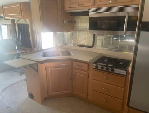 Full kitchen and fridge/freezer