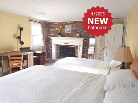 Bedroom A:
1 queen-size bed and 1 twin-size bed