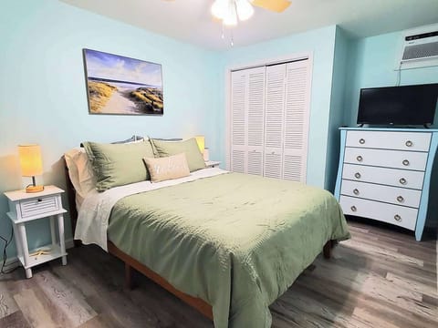 Luxurious Queen Premium Wink Bed! Enjoy an amazing nights sleep! Just be careful as you might not want to get up in the morning!  