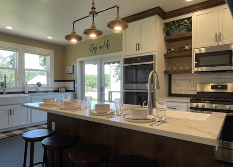 Fully equipped, gourmet kitchen