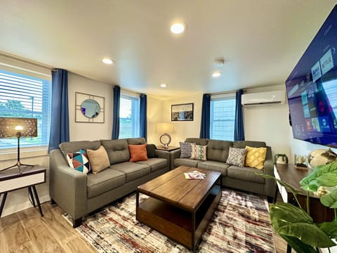 Queen Sofabed
Roku Smart TV
Stream Your Own Accounts!
