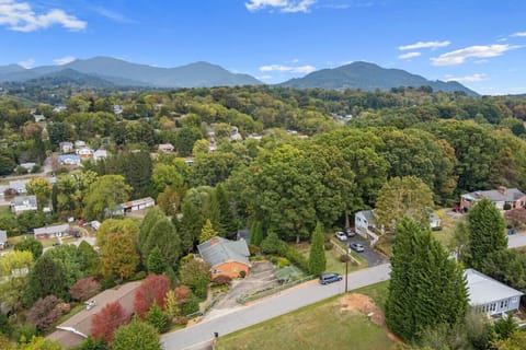 Here’s a breathtaking view of mountains and trees in Asheville