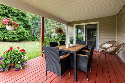 THE TRUE NORTH presents... LA PETITE FERME ➠ 6200