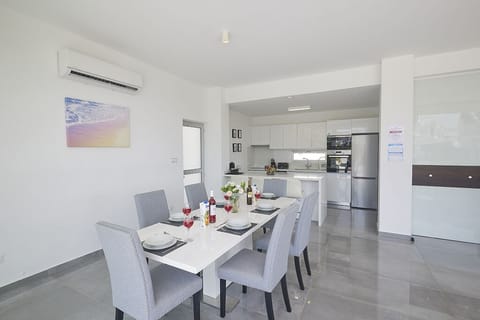 Dining Area with Seating for 6 People