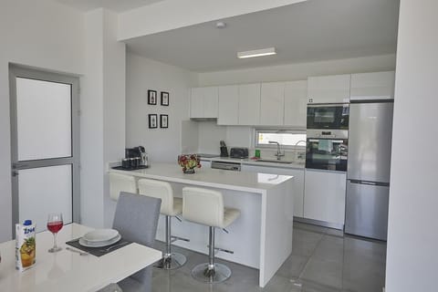 Fully Equipped Kitchen with breakfast bar and extra seating for 3 people