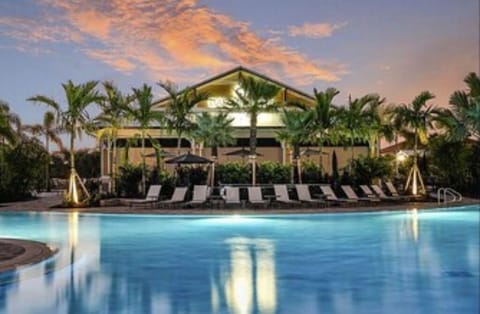 Bahama Bar and resort pool