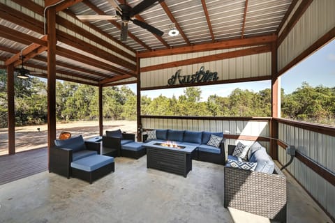 Lounge area with gas firepit 