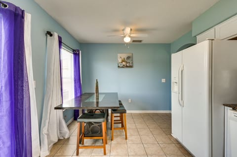 Dining Area | Dishware & Flatware Provided