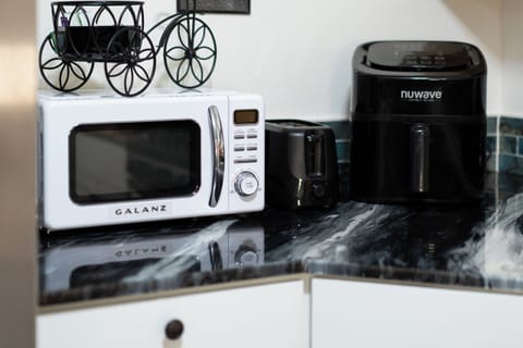 Microwave, toaster and air fryer available for use. 