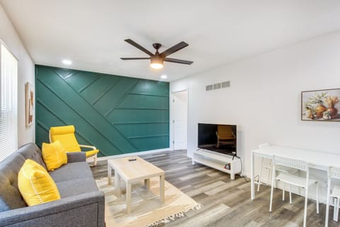 Overland Park Vacation Rental | 2BR | 2BA | 1 Tall Step to Access | 950 Sq Ft