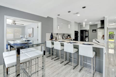 Dining Area | seating for 8