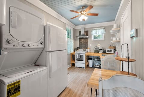 [Laundry and Dining area 2]