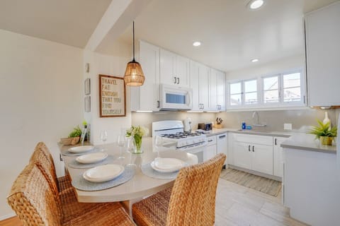 Welcome to Driftwood Getaway! Refinished kitchen with counter top seating!