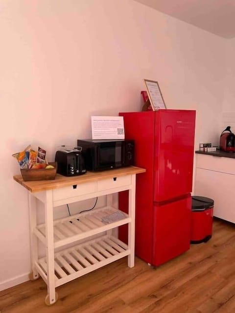 Toaster & Microwave (1)