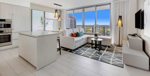 23rd-Floor Views • Pool, Gym & Beach Service (9914)