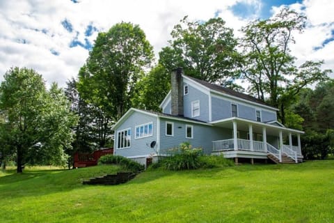 Cloverleaf Farm gracious and classic exterior.