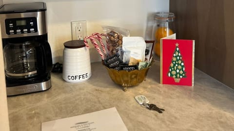 Drip coffee machine and welcome basket with starter supplies