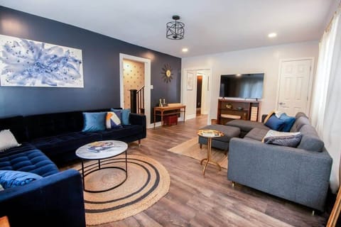 Spacious Living Room - Perfect for entertaining large groups