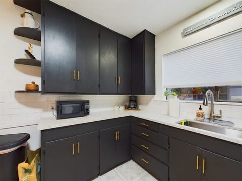 All your basics in one sleek countertop.