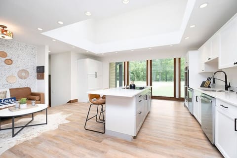 You will instantly feel at home in this modern kitchen.