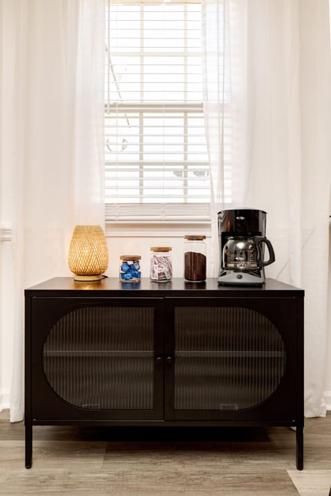 Fully Equipped Kitchen W/Essentials, Dining Area, & Bar top