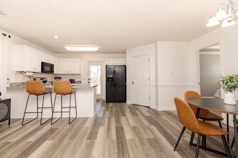 Fully Equipped Kitchen W/Essentials, Dining Area, & Bar top
