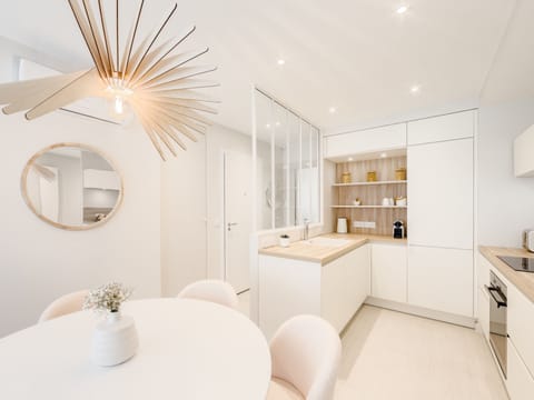 Vue de la cuisine et de la table à manger