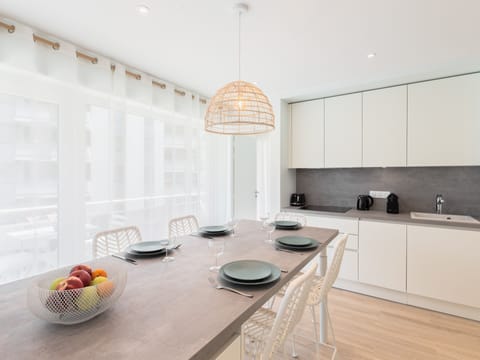 Vue de la cuisine et de la table à manger