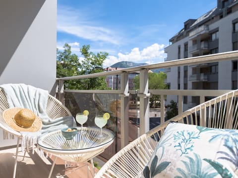 Vue depuis le balcon avec mobilier extérieur