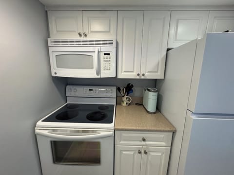 Smooth cooktop, oven, microwave & Keurig coffee machine