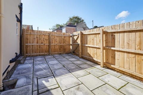 The Globe, Apartment 3, Guisborough - Host & Stay