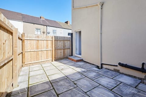 The Globe, Apartment 3, Guisborough - Host & Stay