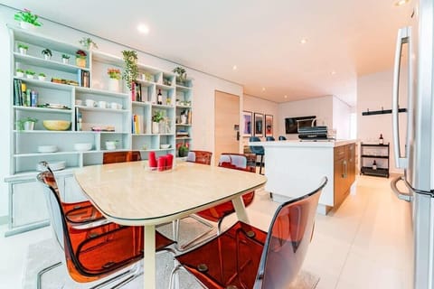 What a stylish table!