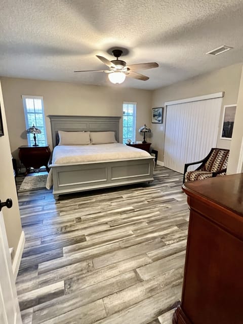 Bedroom with king size bed
