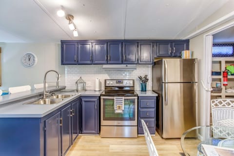 Kitchen | Ice Maker | Dishware & Flatware | Cooking Basics