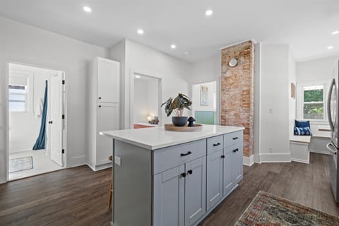 Large island with seating for 3