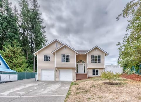 A warm welcome awaits you in this 6-bedroom house with Air Conditioning.