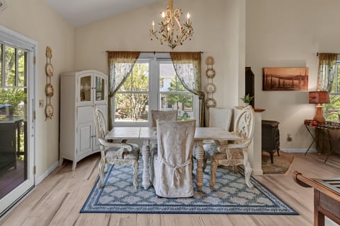 Dining with seating for 5