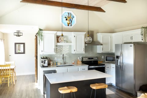 Fully Stocked Kitchen (1)