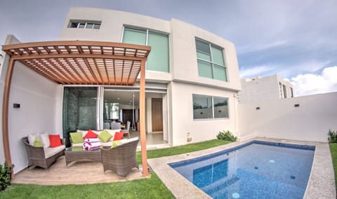Private  pool & backyard