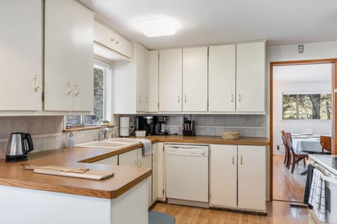 Kitchen that finds balance in simplicity and functionality.