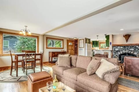 Picture-framed beauty from the living room. 