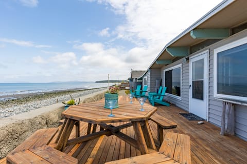 Experience a beachfront dining extravaganza.