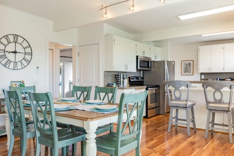 Fully equipped kitchen and dining area.
