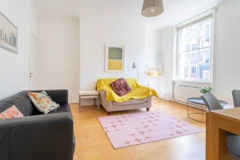 bright and spacious reception room 