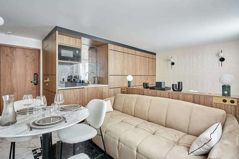 Suite avec lit double 160cm, canapé lit (deux personnes), coin repas et cuisine ouverte équipée