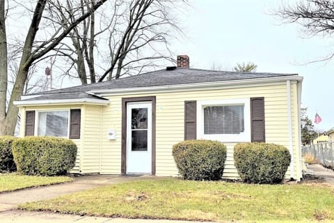 Spacious 900 Sqft Ranch House