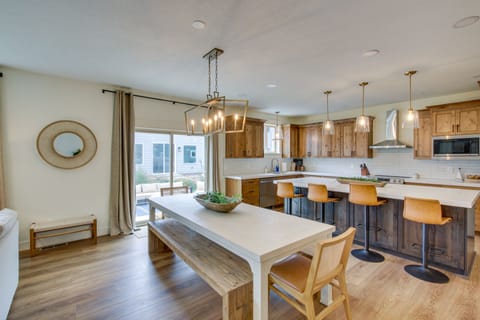 Dining Area | Free WiFi | Dishware & Flatware