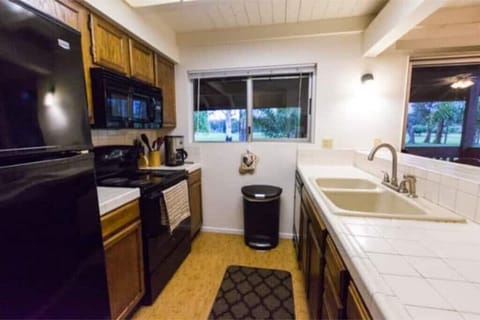 Fully equipt kitchen.